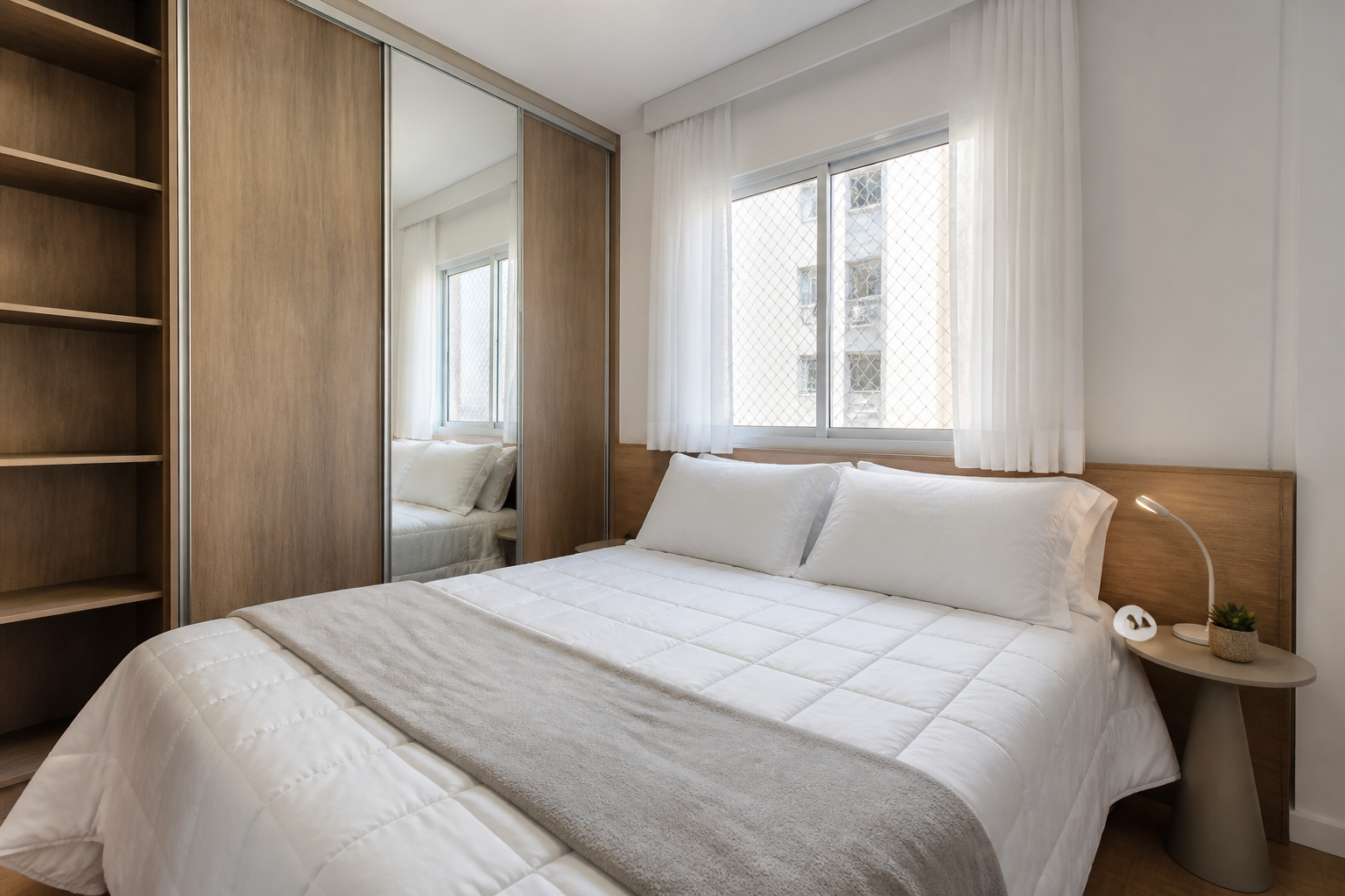 Quarto mobiliado do apartamento para locação no Centro