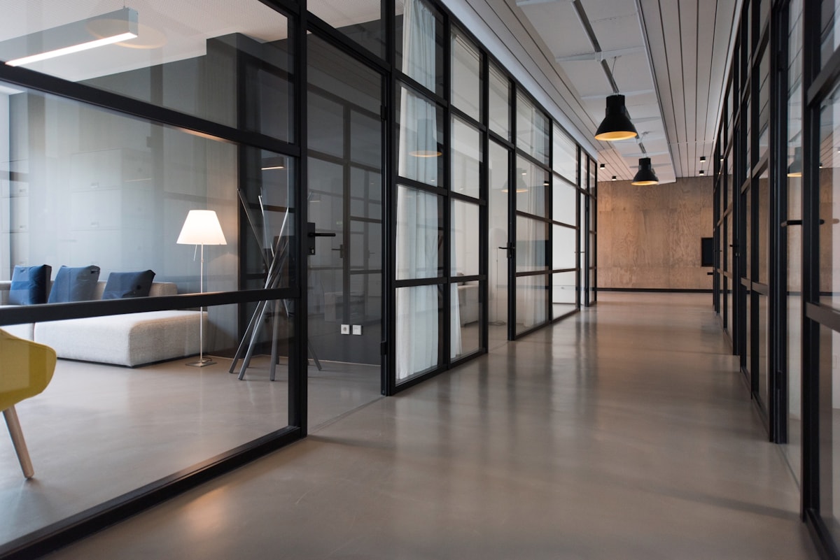 Sala comercial com vitrine